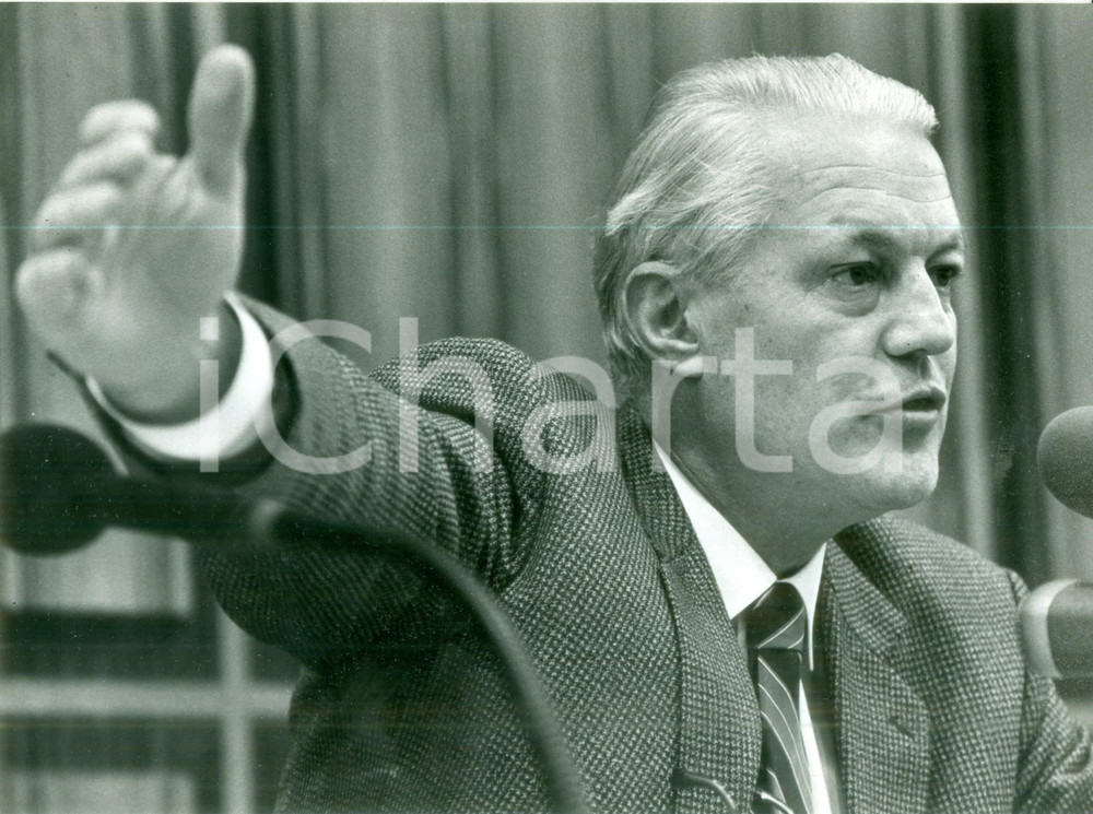 Fotografia d epoca originale 1985 ca BONN Gerhard STOLTENBERG interviene a un convegno  Foto 1