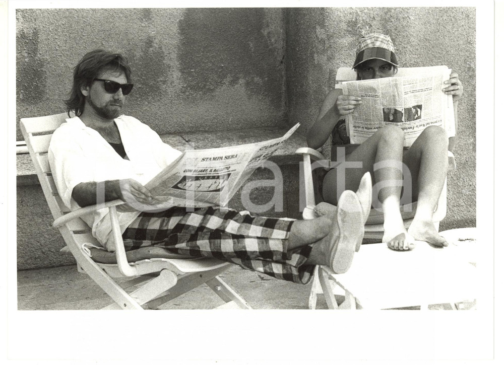 Fotografia d epoca originale 1985 ca Tony ESPOSITO legge il giornale con la moglie Eleonora SALVADORI 2 1
