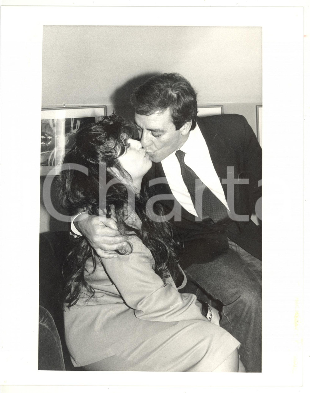 Fotografia d epoca originale 1985 ca MONZA Mino REITANO bacia la moglie Patrizia  Fotografia VINTAGE 20x25 1