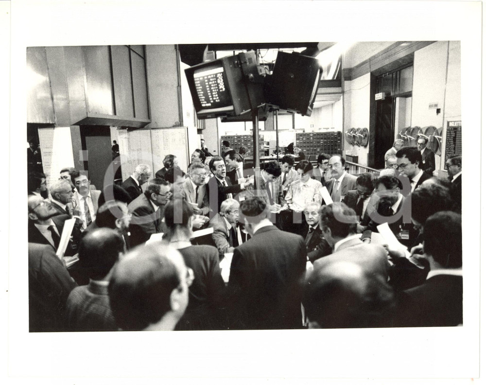 Fotografia d epoca originale 1987 MILANO Borsa Italiana  Folla di broker sotto i monitor Foto 25x20 cm 1