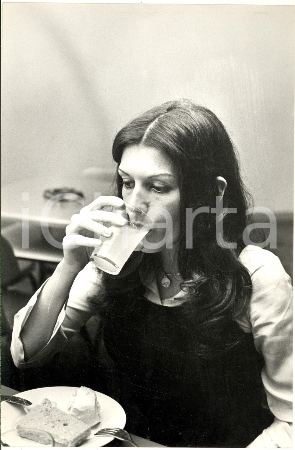 Fotografia d epoca originale 1970 ca COSTUME ITALIA Ritratto di Caterina CASELLI a tavola 2  Foto 20x30 1