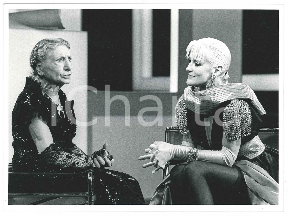 Fotografia d epoca originale 1982 COSTUME Donatella RETTORE e Paola BORBONI durante intervista Foto 24x18 1