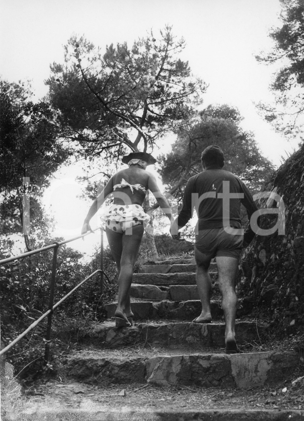Fotografia d epoca originale 1958 SAN FRUTTUOSO Ugo TOGNAZZI e Caprice CHANTAL su una scalinata Foto RARA 1