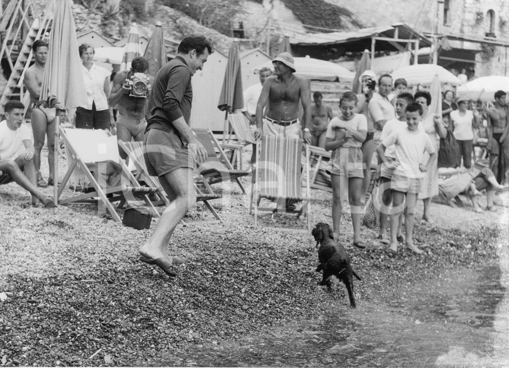 Fotografia d epoca originale 1958 SAN FRUTTUOSO Ugo TOGNAZZI gioca con il cane in spiaggia 2 Foto RARA 1