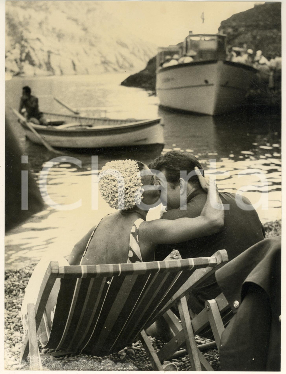 Fotografia d epoca originale 1958 SAN FRUTTUOSO Ugo TOGNAZZI Caprice CHANTAL  Bacio sulla sdraio  Foto 1
