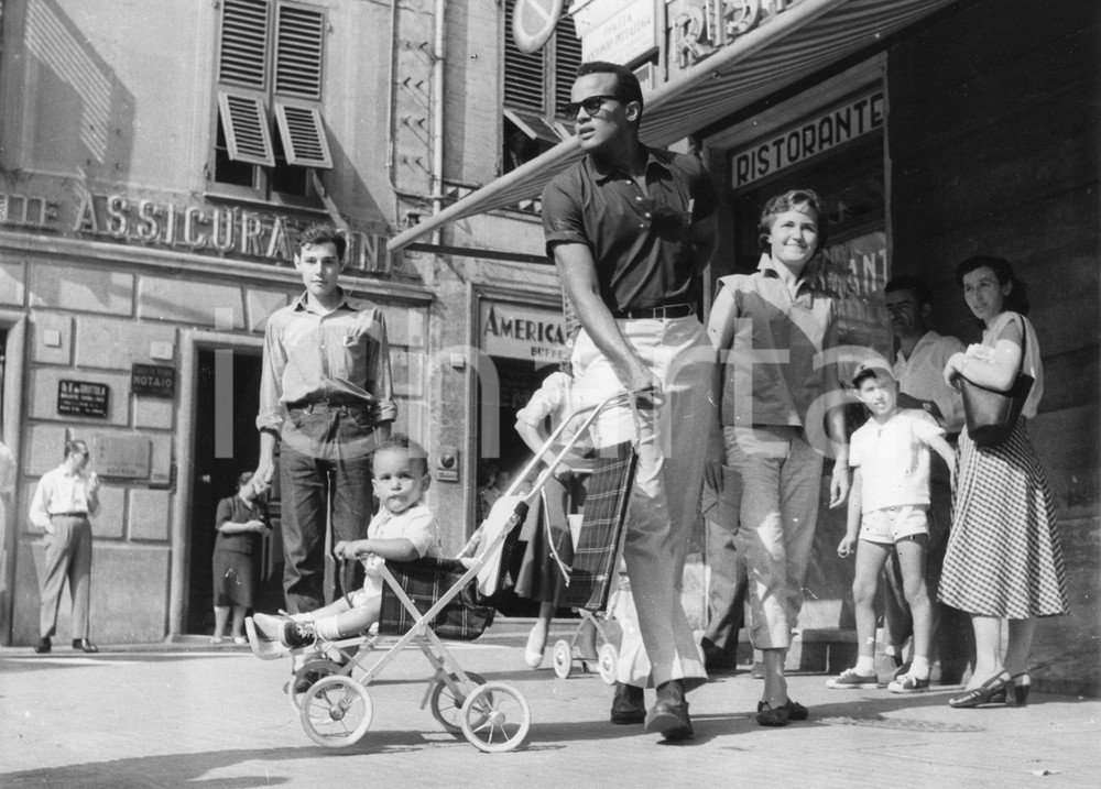 Fotografia d epoca originale 1958 GENOVA NERVI Piazza Pittaluga  Harry BELAFONTE e il figlio David FOTO 2 1