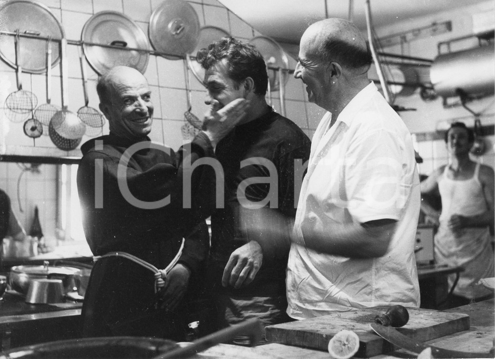 Fotografia d epoca originale 1958 SAN FRUTTUOSO Ugo TOGNAZZI in cucina  Foto vintage RARA 24x18 1