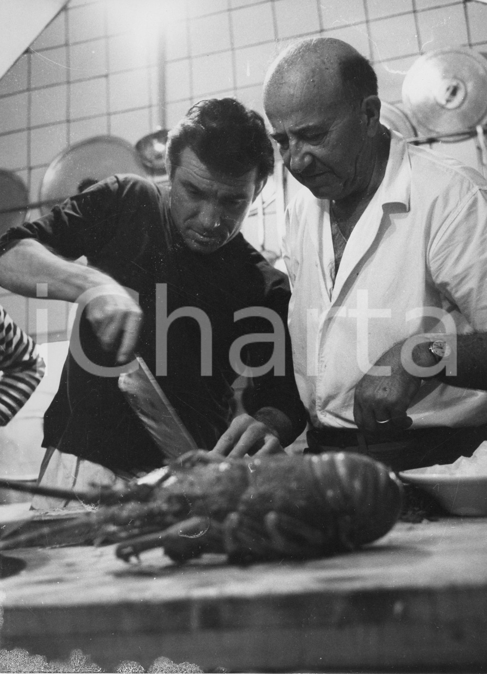 Fotografia d epoca originale 1958 SAN FRUTTUOSO Ugo TOGNAZZI cucina un aragosta  Foto vintage RARA 24x18 1