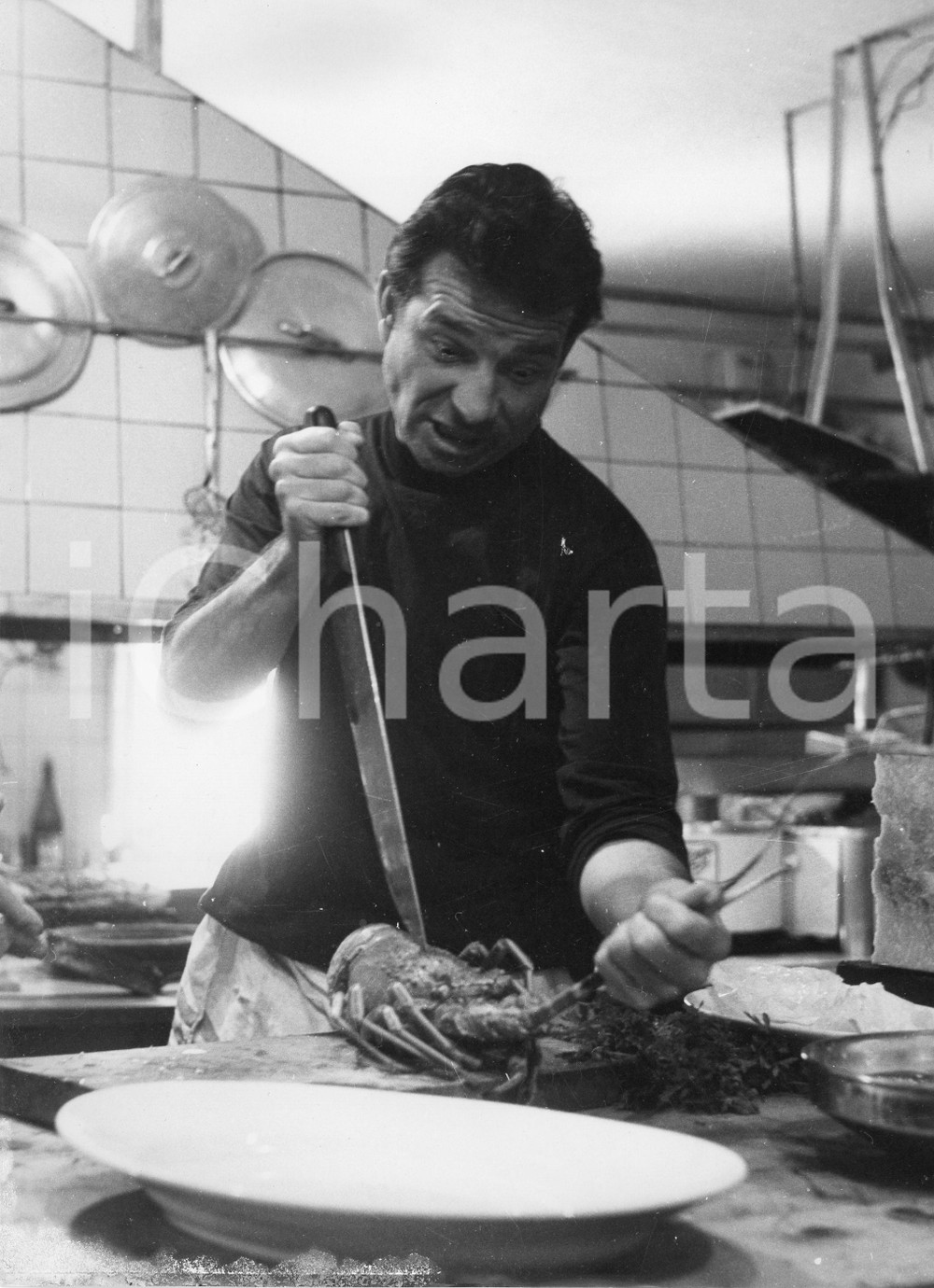Fotografia d epoca originale 1958 SAN FRUTTUOSO Ugo TOGNAZZI in cucina con un aragosta  Foto RARA 2 1