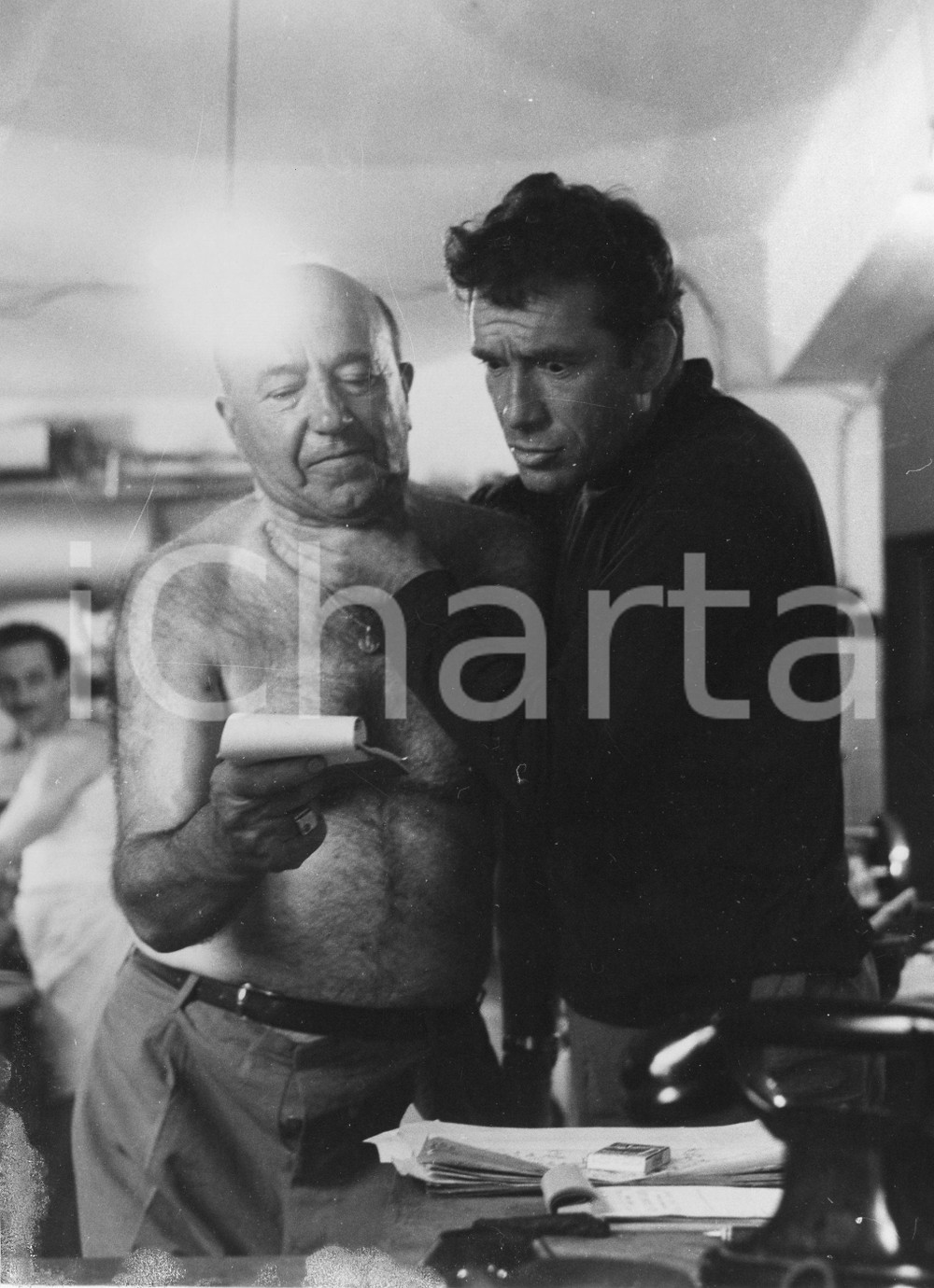 Fotografia d epoca originale 1958 SAN FRUTTUOSO Ugo TOGNAZZI in cucina strozza il proprietario  Foto RARA 1