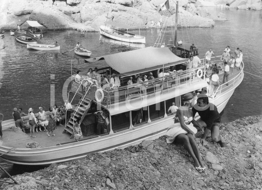 Fotografia d epoca originale 1958 SAN FRUTTUOSO Ugo TOGNAZZI e Caprice CHANTAL a riva con battello Foto RARA 1