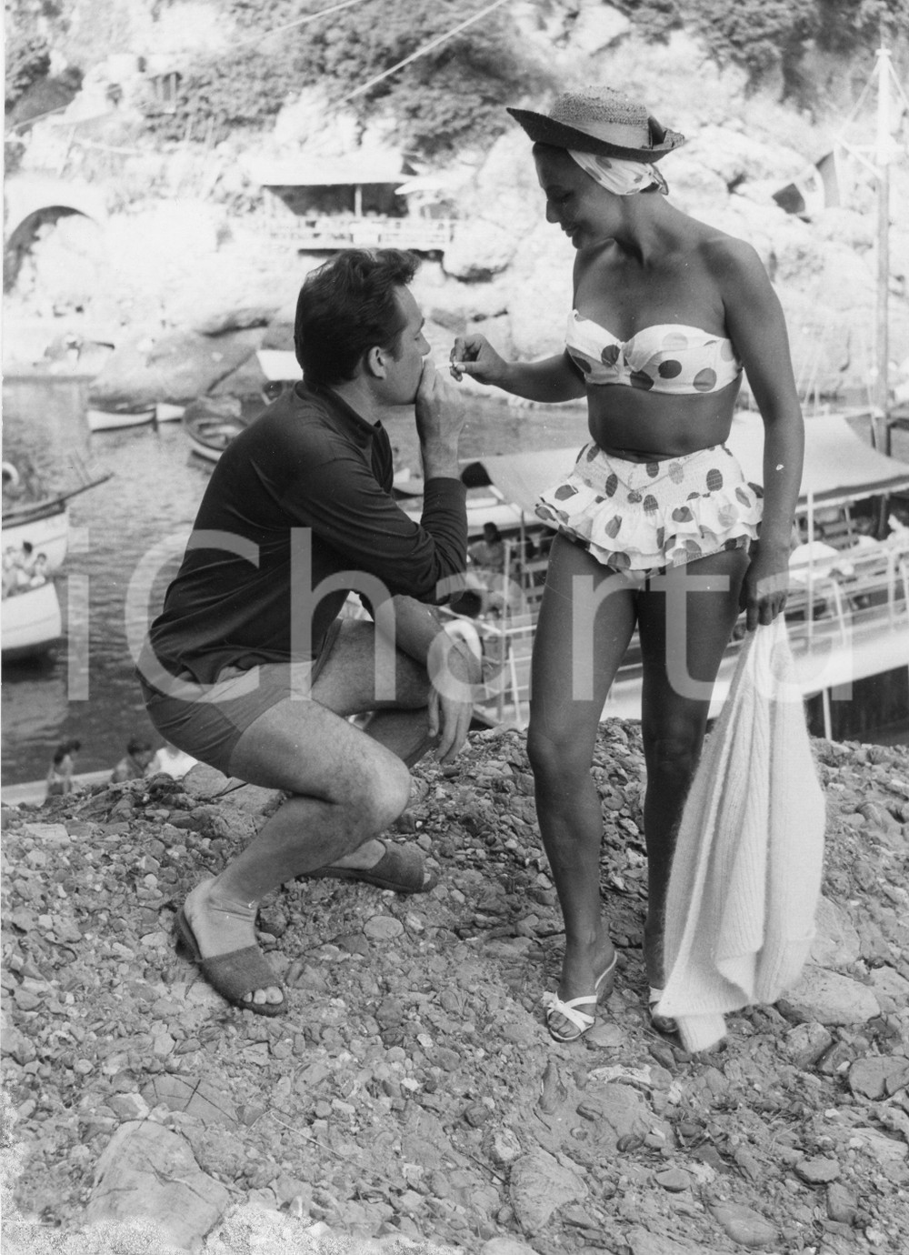 Fotografia d epoca originale 1958 SAN FRUTTUOSO Ugo TOGNAZZI accende sigaretta a Caprice CHANTAL Foto 1