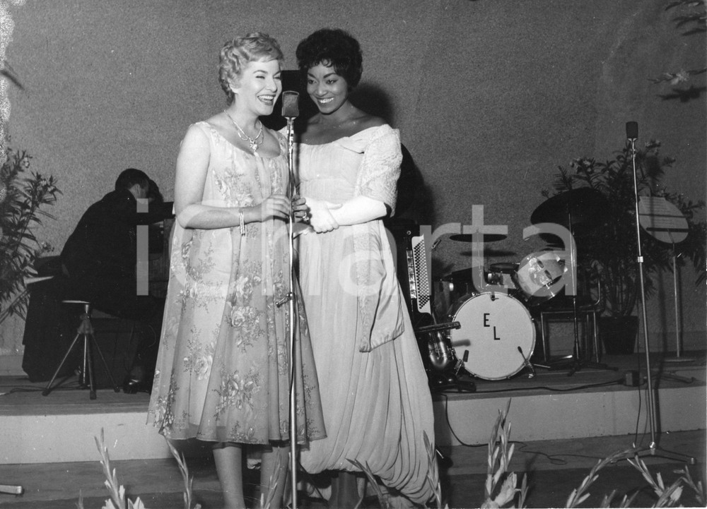 Fotografia d epoca originale 1958 GENOVA Inaugurazione Lido d ALBARO  Gloria DAVY sul palco  Foto 24x18 1