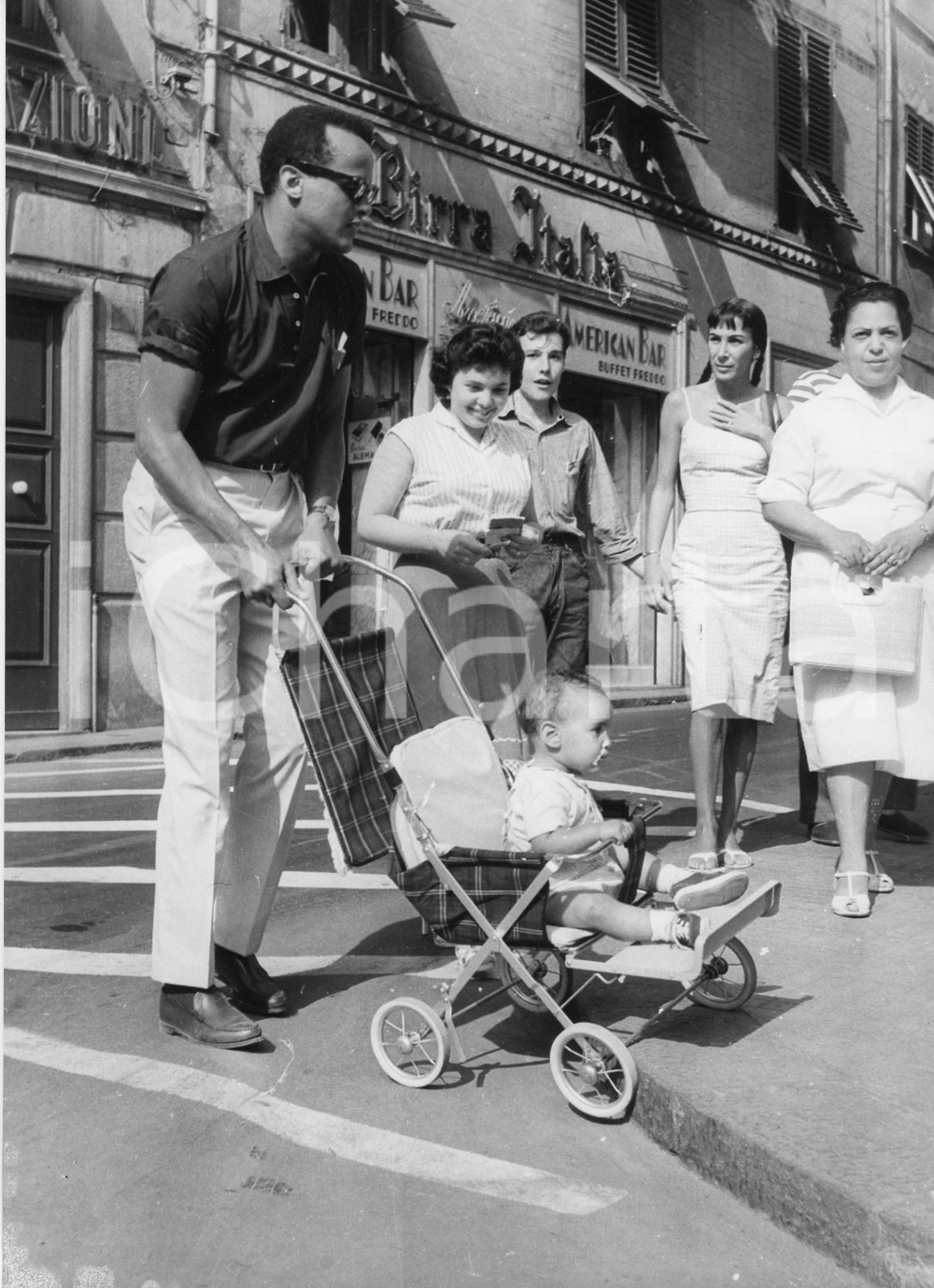 Fotografia d epoca originale 1958 GENOVA NERVI Harry BELAFONTE con il figlio David Foto vintage 1 1