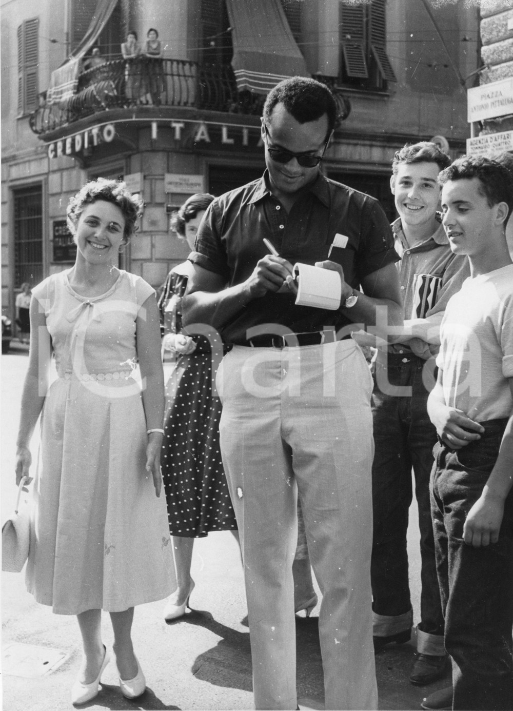 Fotografia d epoca originale 1958 GENOVA NERVI Harry BELAFONTE firma autografi in strada Foto vintage 1 1