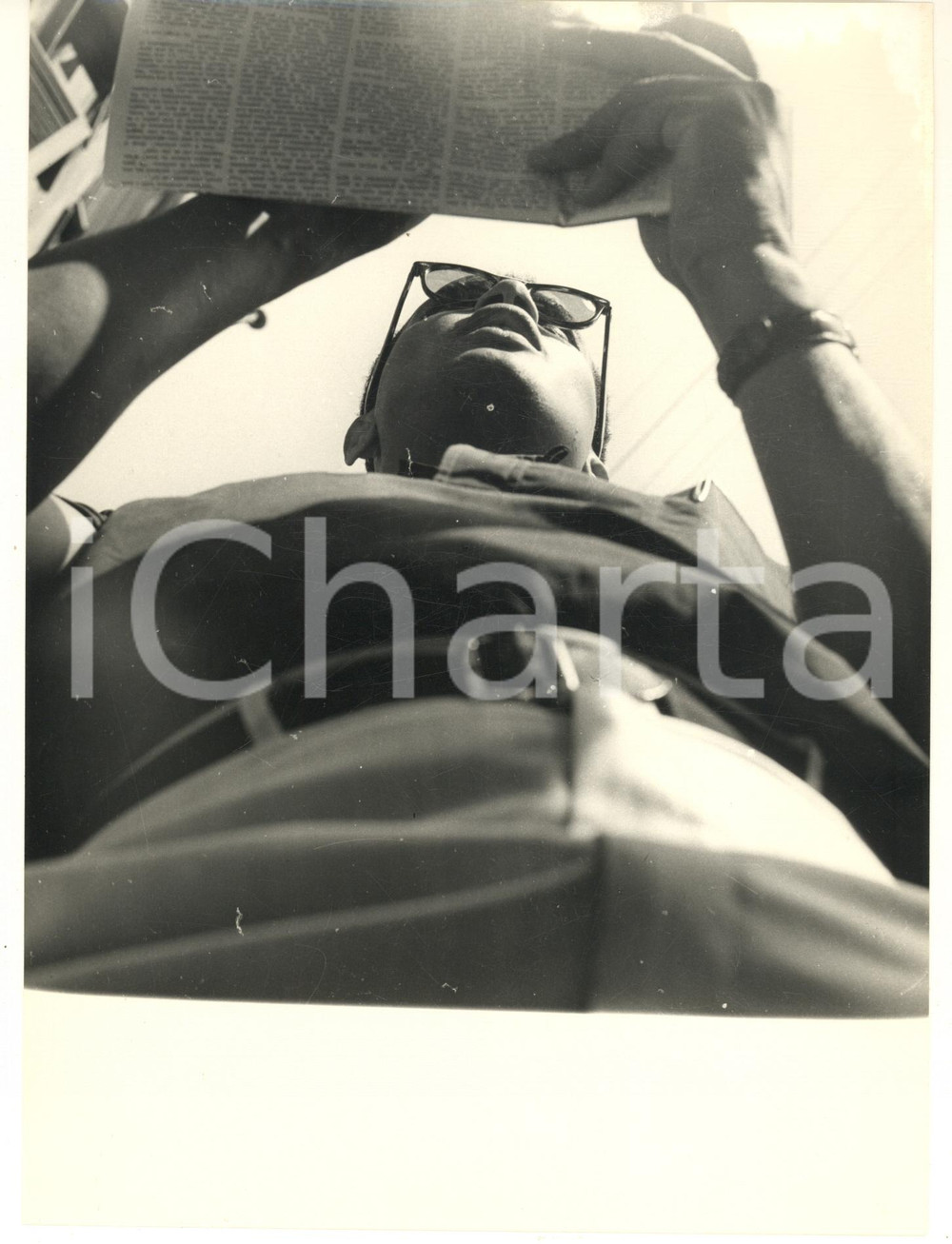 Fotografia d epoca originale 1958 GENOVA NERVI Harry BELAFONTE legge il giornale Foto artistica 1