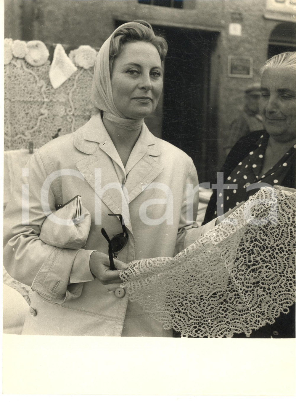 Fotografia d epoca originale 1958 PORTOFINO Michèle MORGAN acquista pizzi in piazzetta 2 Foto vintage 1