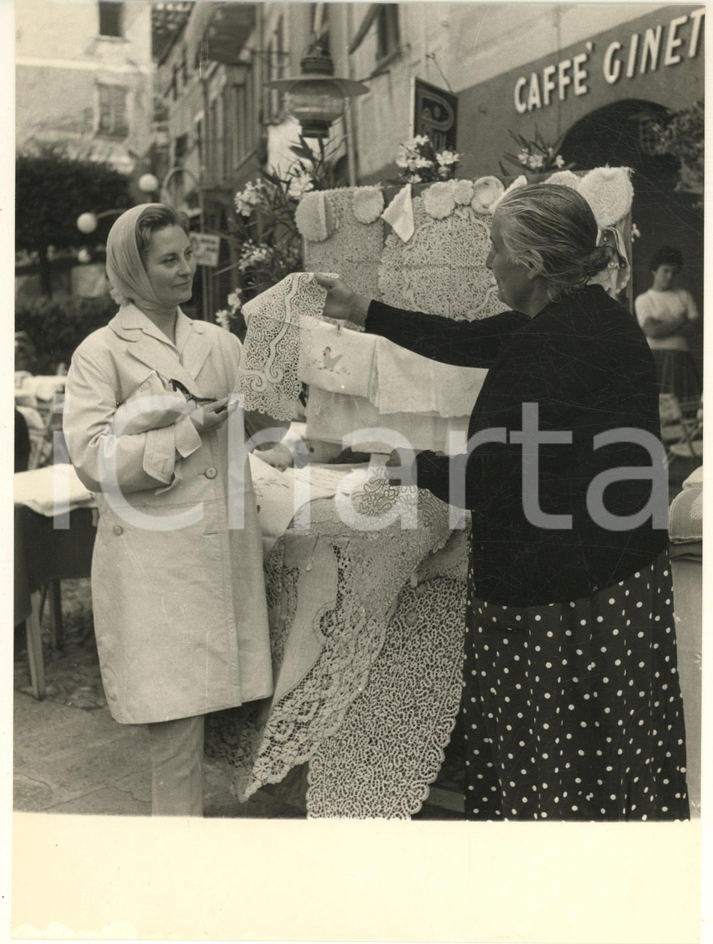 Fotografia d epoca originale 1958 PORTOFINO Michèle MORGAN acquista pizzi in piazzetta  Foto vintage 1