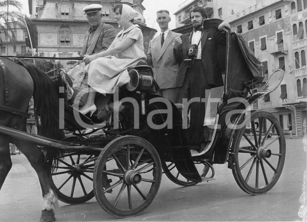 Fotografia d epoca originale 1958 CINEMA GENOVA Attrice in carrozza con il fotografo  Foto vintage 1