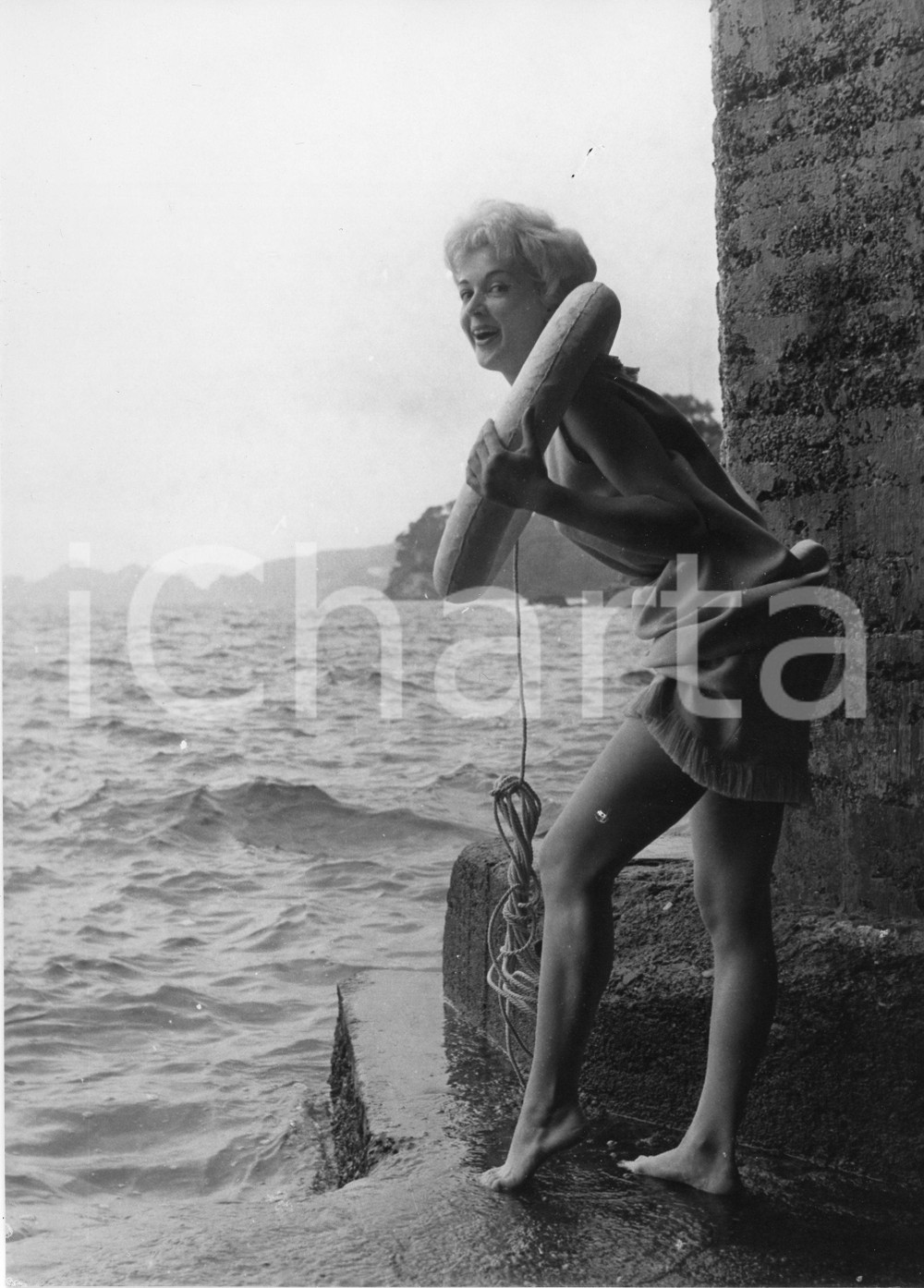 Fotografia d epoca originale 1958 RAPALLO Attrice Colette RICARD posa con un salvagente  Foto 18x24 1