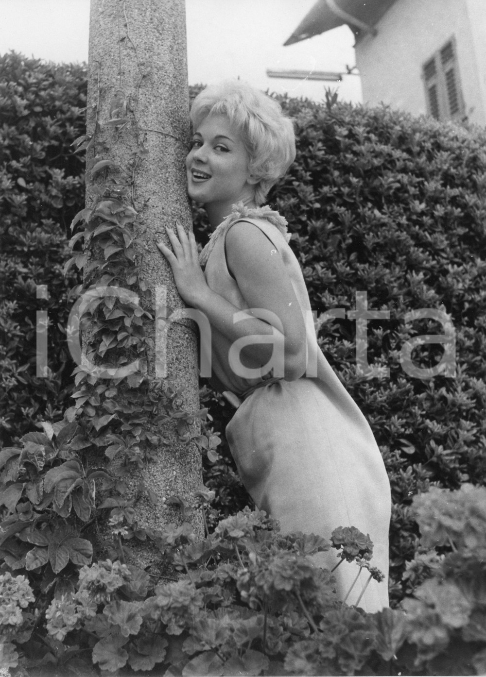 Fotografia d epoca originale 1958 RAPALLO Attrice Colette RICARD in giardino  Foto vintage 18x24 2 1