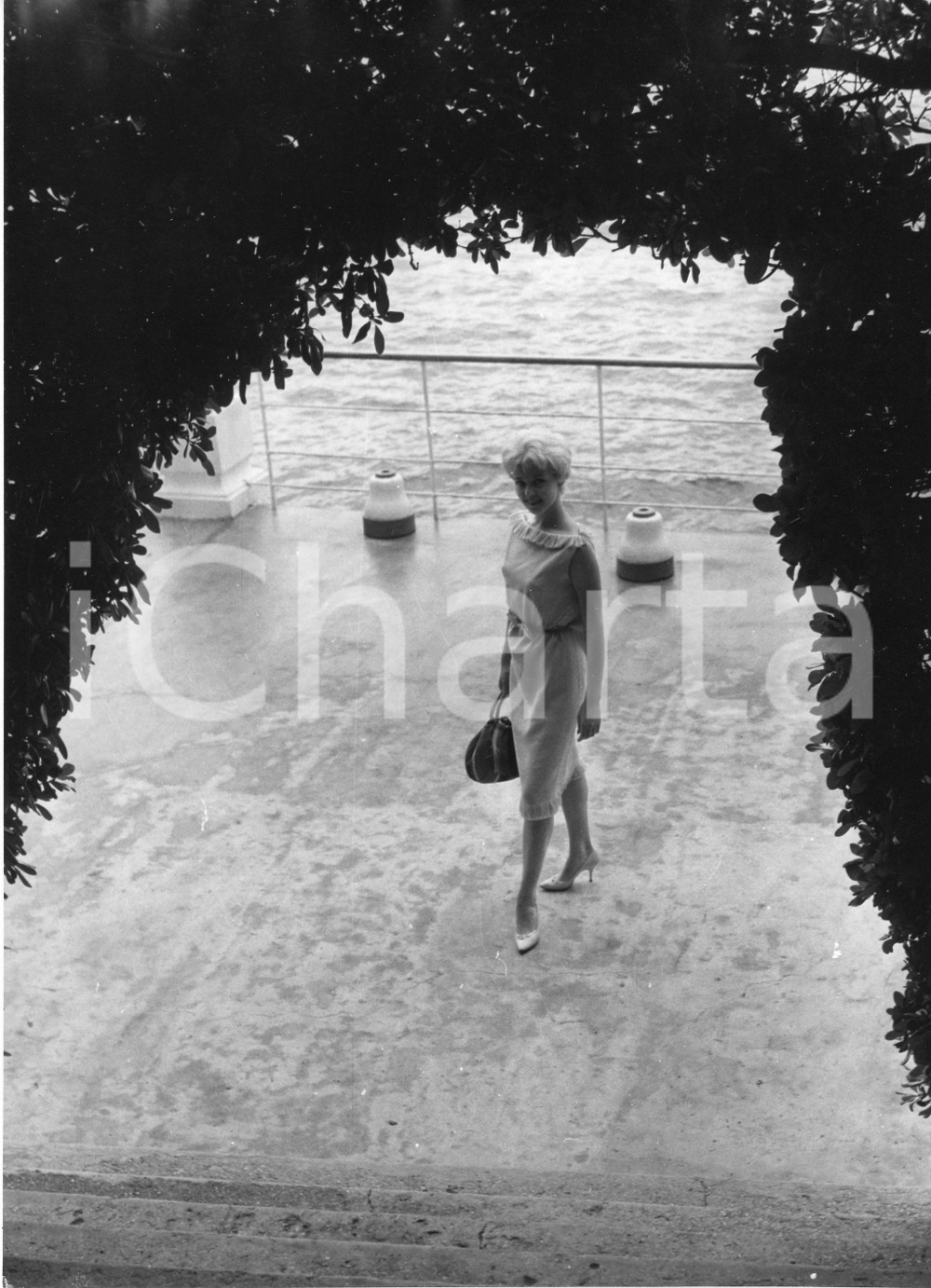 Fotografia d epoca originale 1958 RAPALLO Attrice Colette RICARD presso una terrazza sul mare  Foto 2 1