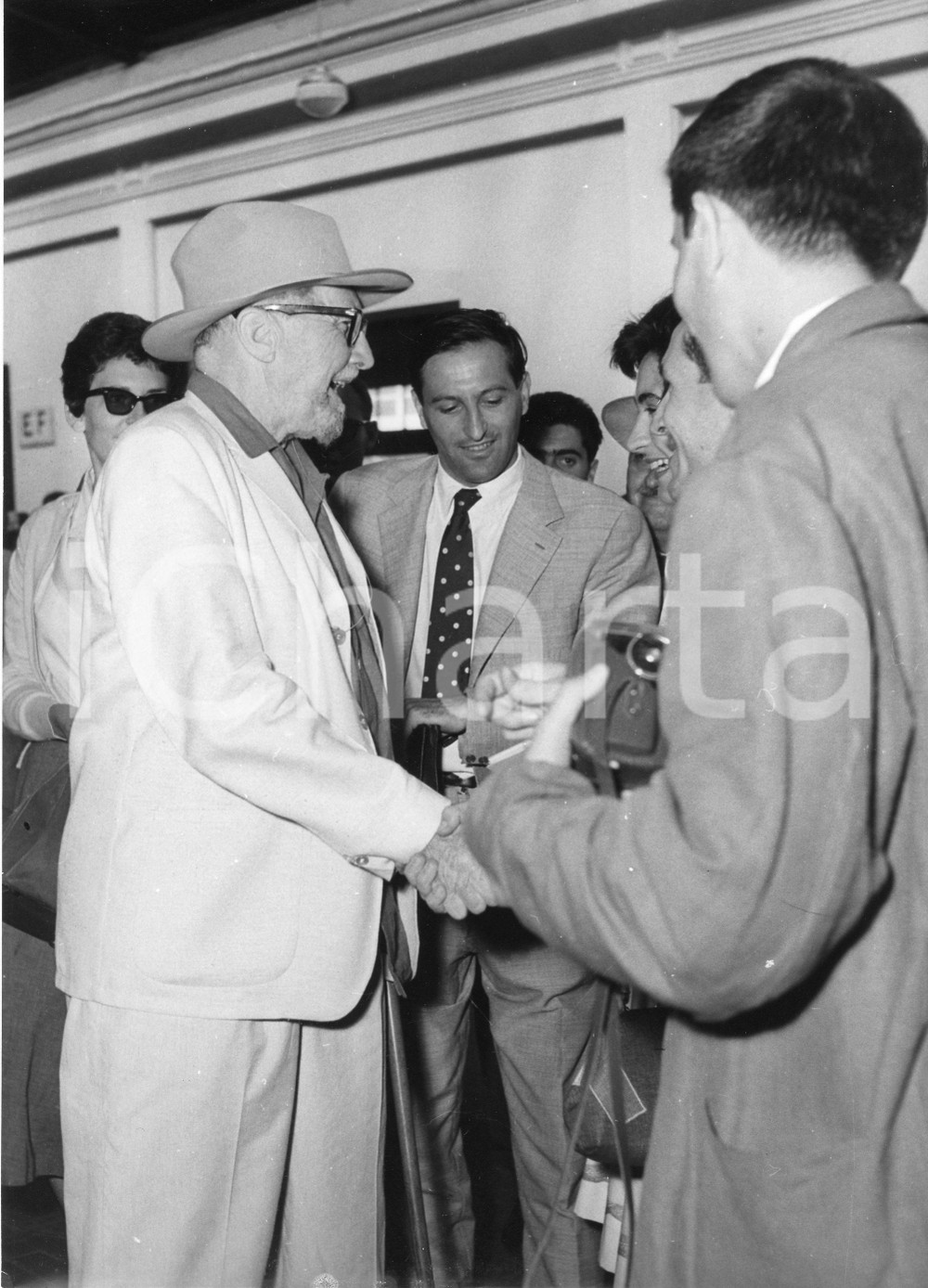 Fotografia d epoca originale 1958 GENOVA Poeta Ezra POUND sbarca da t/n Cristoforo Colombo 4 Foto 18x24 1