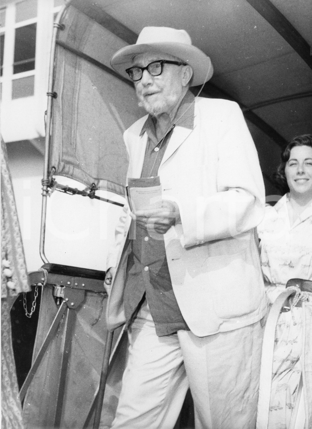 Fotografia d epoca originale 1958 GENOVA Poeta Ezra POUND sbarca da t/n Cristoforo Colombo 3 Foto 18x24 1