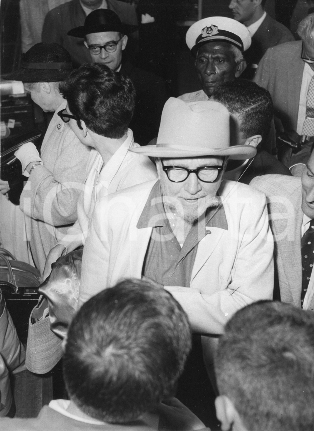 Fotografia d epoca originale 1958 GENOVA Poeta Ezra POUND sbarca da t/n Cristoforo Colombo 5 Foto 18x24 1