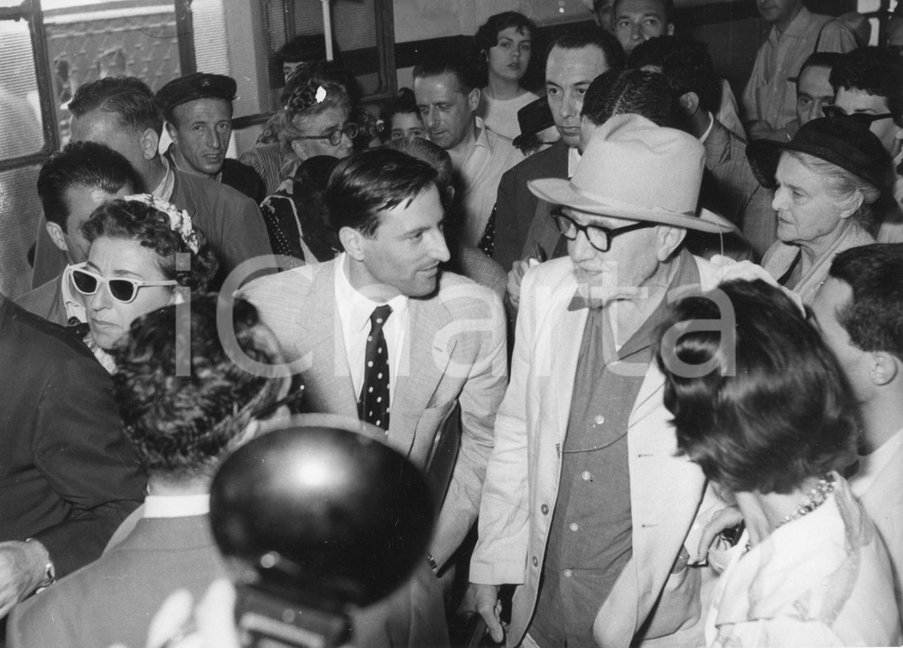 Fotografia d epoca originale 1958 GENOVA Poeta Ezra POUND sbarca da t/n Cristoforo Colombo 6 Foto 24x18 1