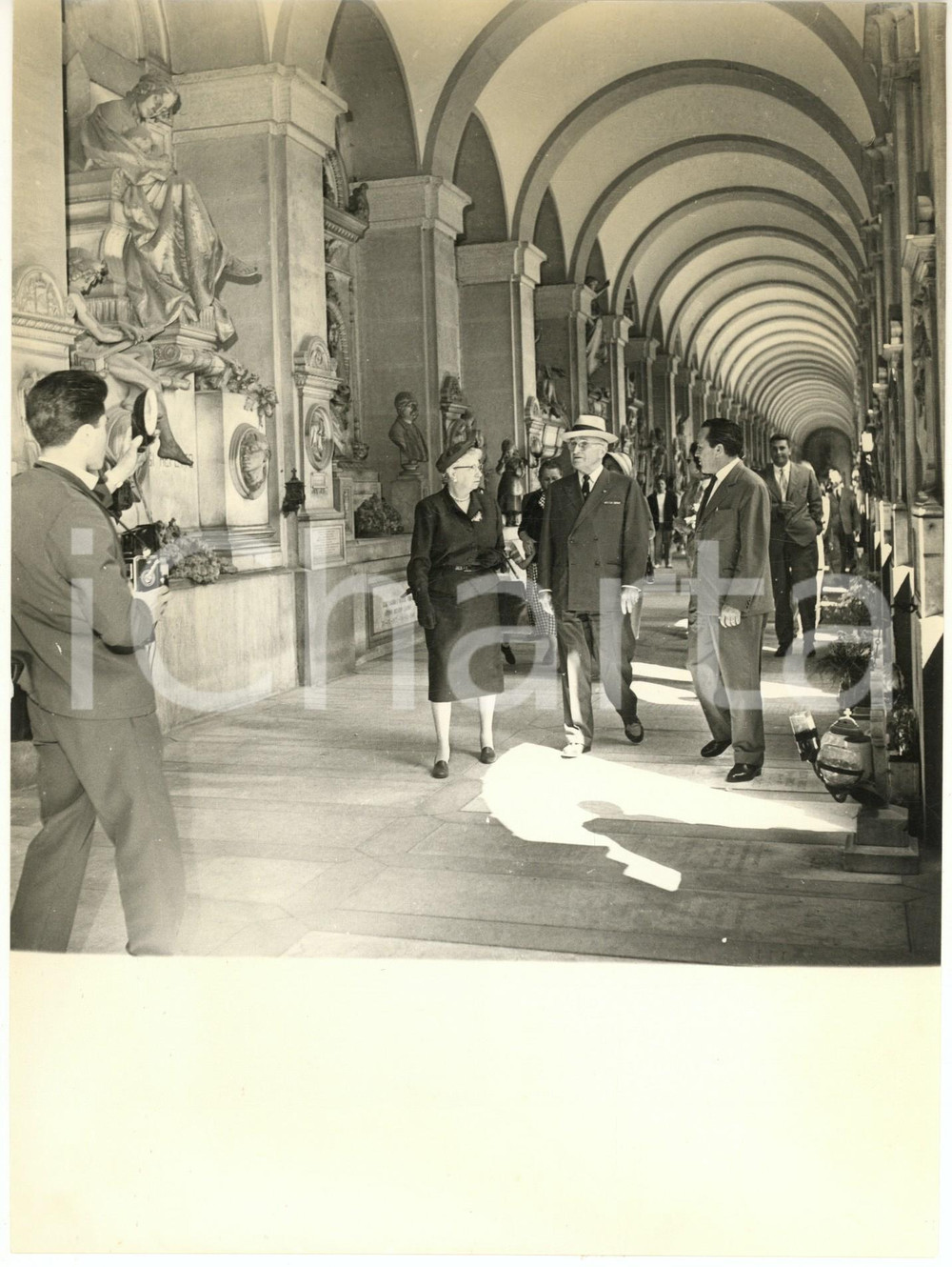 Fotografia d epoca originale 1958 GENOVA Harry TRUMAN visita il Cimitero di Staglieno 2 Foto 1