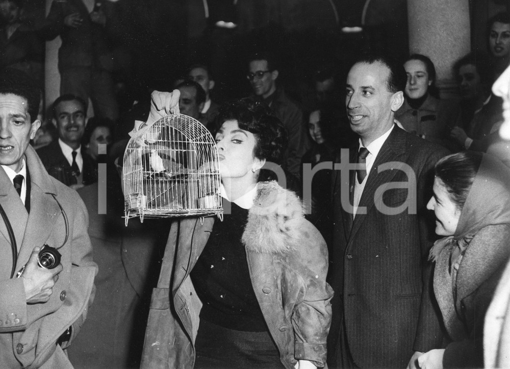 Fotografia d epoca originale 1958 RAPALLO Caccia Pentola d oro  Silvana PAMPANINI con canarino Foto RARA 1