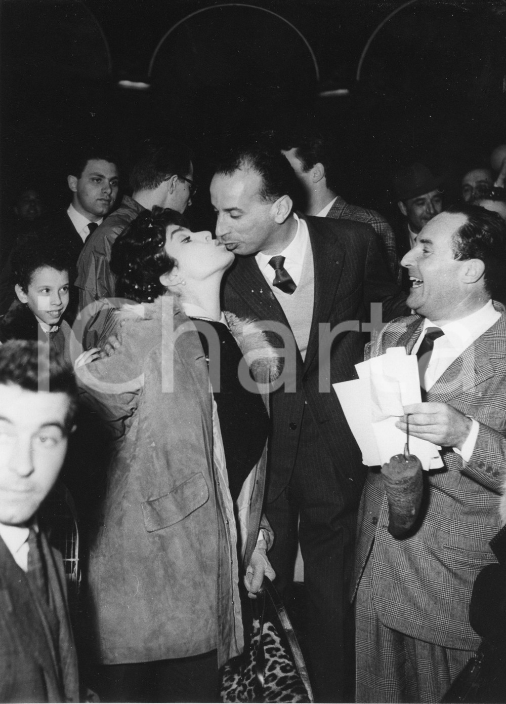 Fotografia d epoca originale 1958 RAPALLO Caccia alla Pentola d oro  Bacio con Silvana PAMPANINI Foto RARA 1