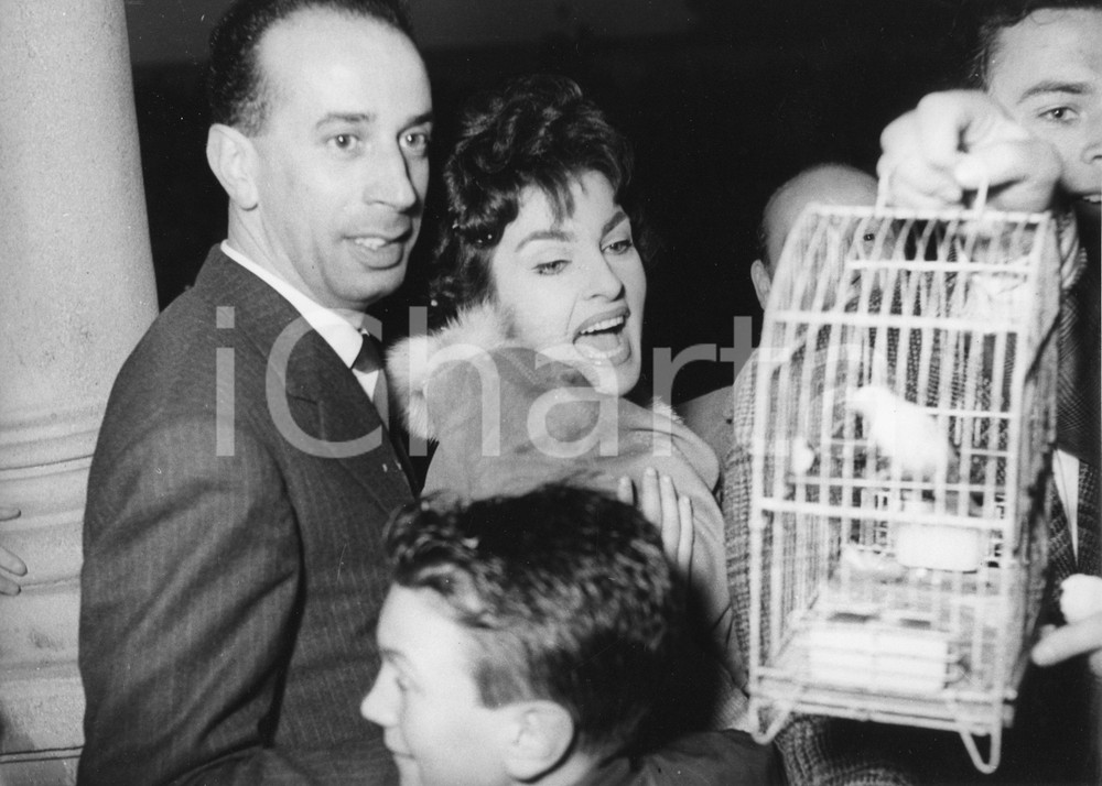 Fotografia d epoca originale 1958 RAPALLO Caccia Pentola d oro  Silvana PAMPANINI con canarino Foto RARA 1