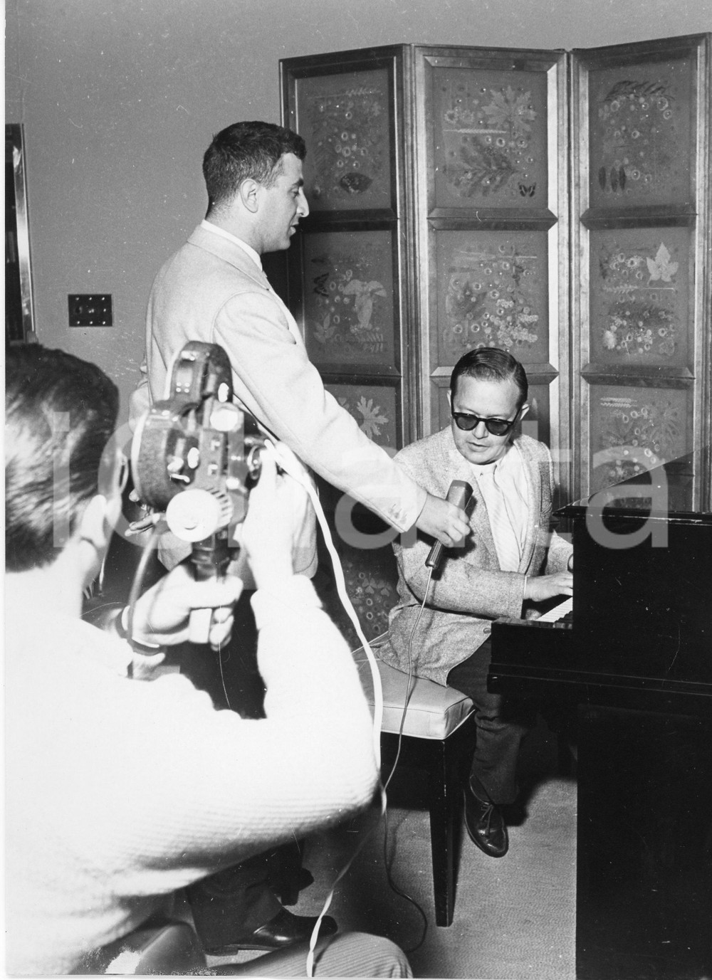 Fotografia d epoca originale 1958 GENOVA Compositore Jule STYNE al pianoforte  Foto 18x24 cm 2 1