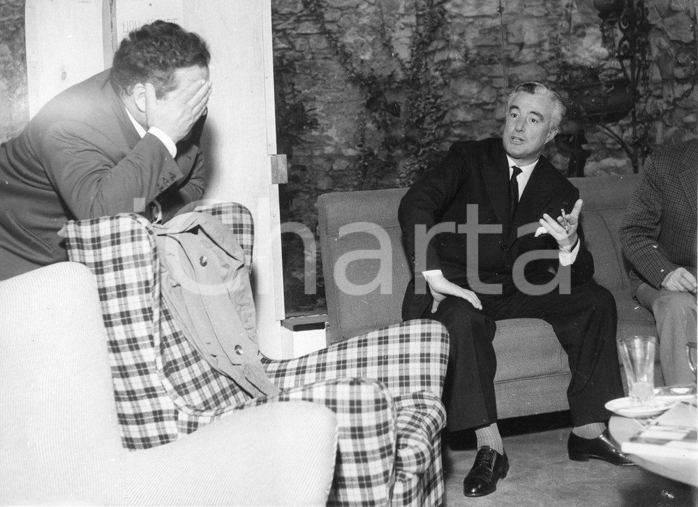 Fotografia d epoca originale 1958 CAMOGLI Folco LULLI e Vittorio DE SICA in attesa delle riprese  Foto 1 1