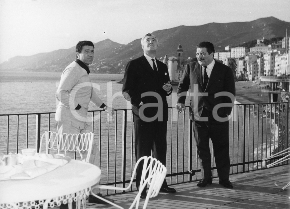 Fotografia d epoca originale 1958 CAMOGLI Folco LULLI Vittorio DE SICA con lo sceneggiatore Duccio TESSARI 1 1