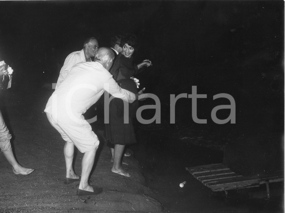 Fotografia d epoca originale 1961 PORTOFINO Maria CALLAS accompagnata verso il panfilo di ONASSIS Foto RARA 2 1