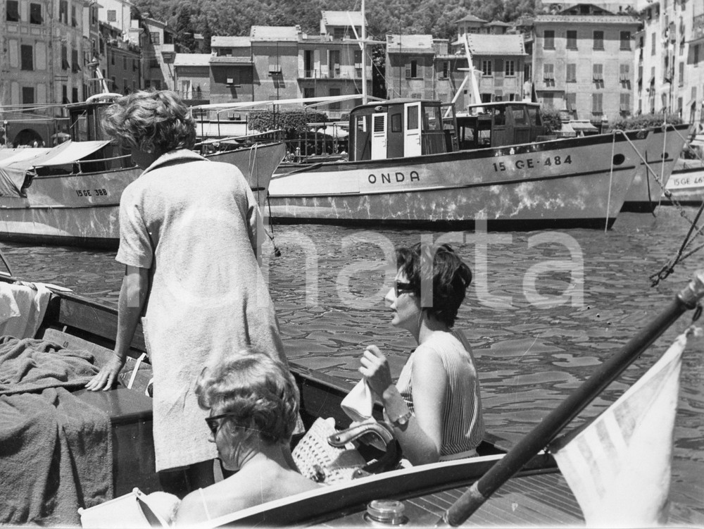 Fotografia d epoca originale 1961 PORTOFINO Imperatrice SORAYA in barca con Patricia FEHEAN Foto 24x18 1