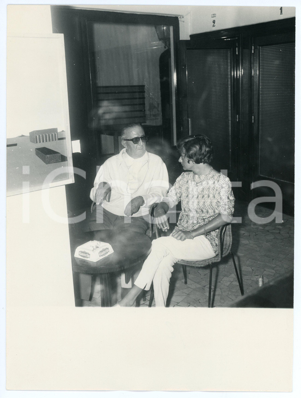 Fotografia d epoca originale 1961 PORTOFINO Salvator GOTTA e Françoise SAGAN in un bar  Foto 18x24 cm 1 1