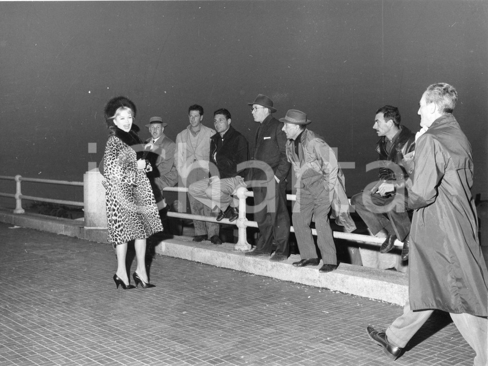 Fotografia d epoca originale 1961 GENOVA Attrice trans COCCINELLE Jacqueline DUFRESNOY sul lungomare Foto 2 1
