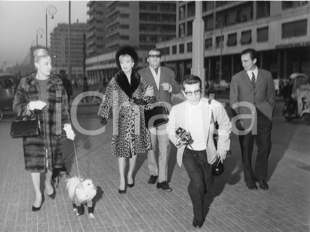 Fotografia d epoca originale 1961 GENOVA Ballerina trans COCCINELLE Jacqueline DUFRESNOY sul lungomare Foto 1