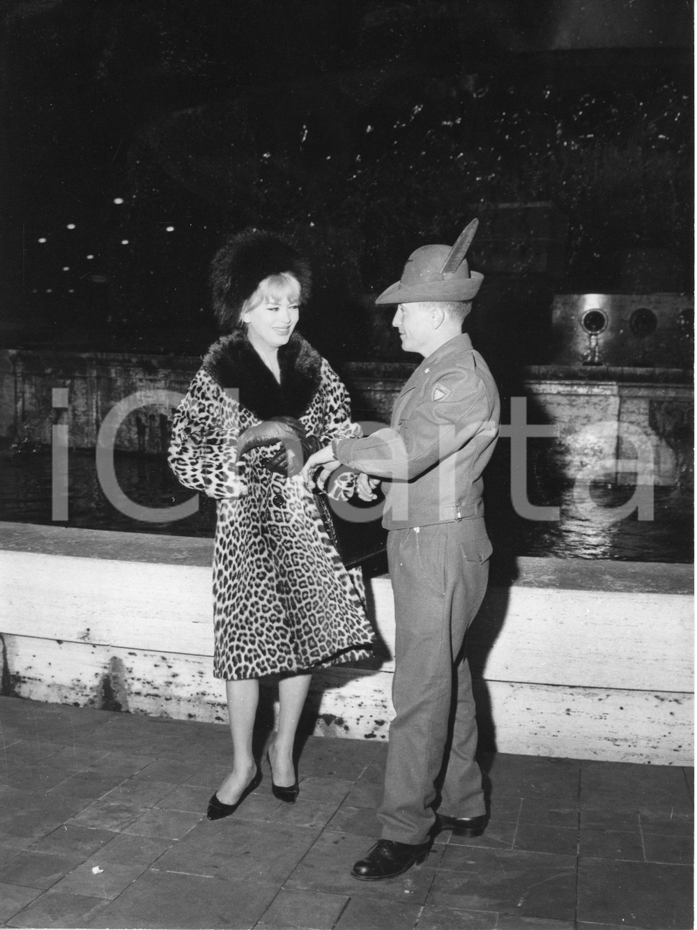 Fotografia d epoca originale 1961 GENOVA Attrice trans COCCINELLE Jacqueline DUFRESNOY con un alpino  Foto 1 1