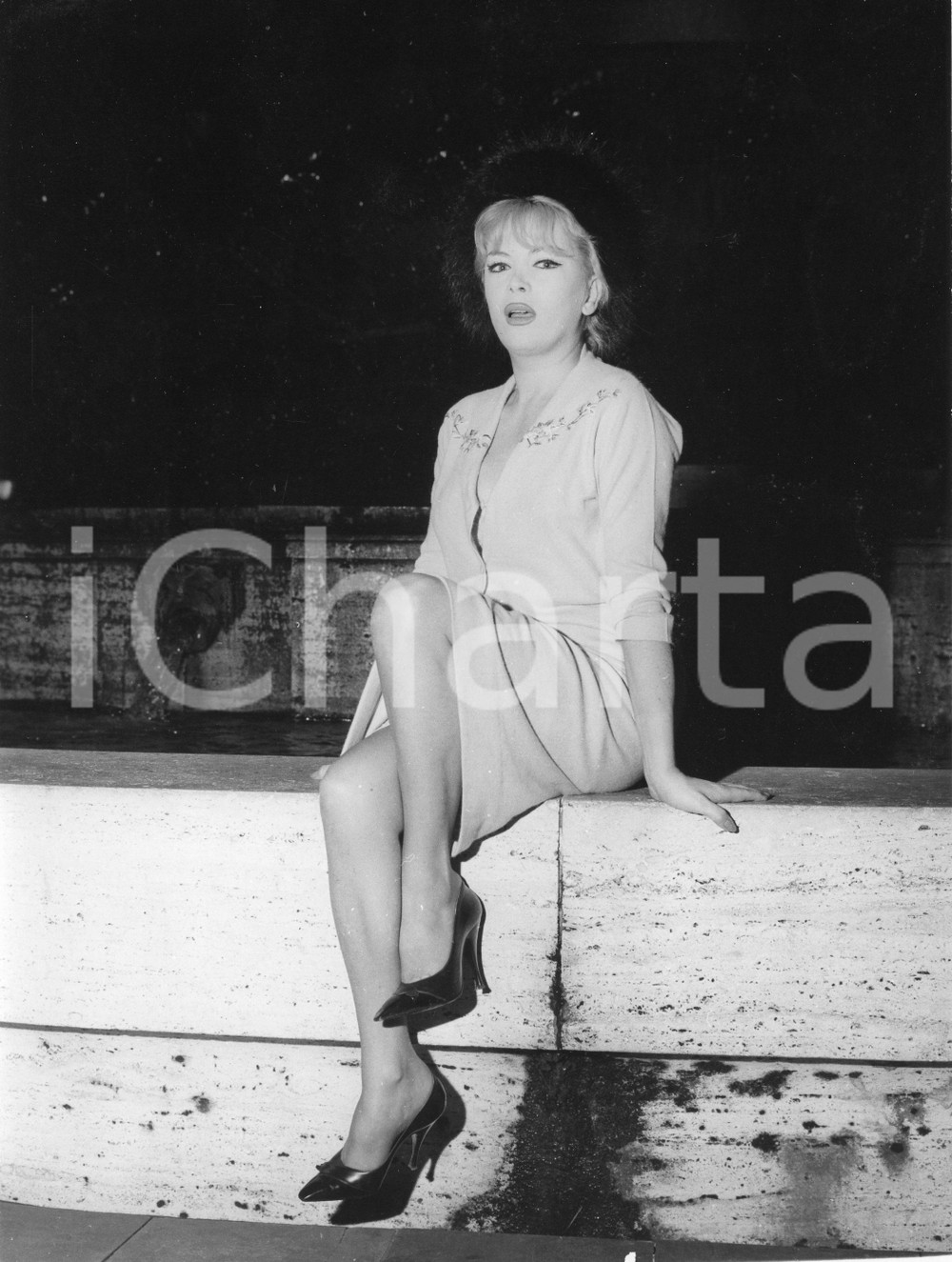 Fotografia d epoca originale 1961 GENOVA Piazza DE FERRARI Attrice trans COCCINELLE alla fontana  Foto 3 1