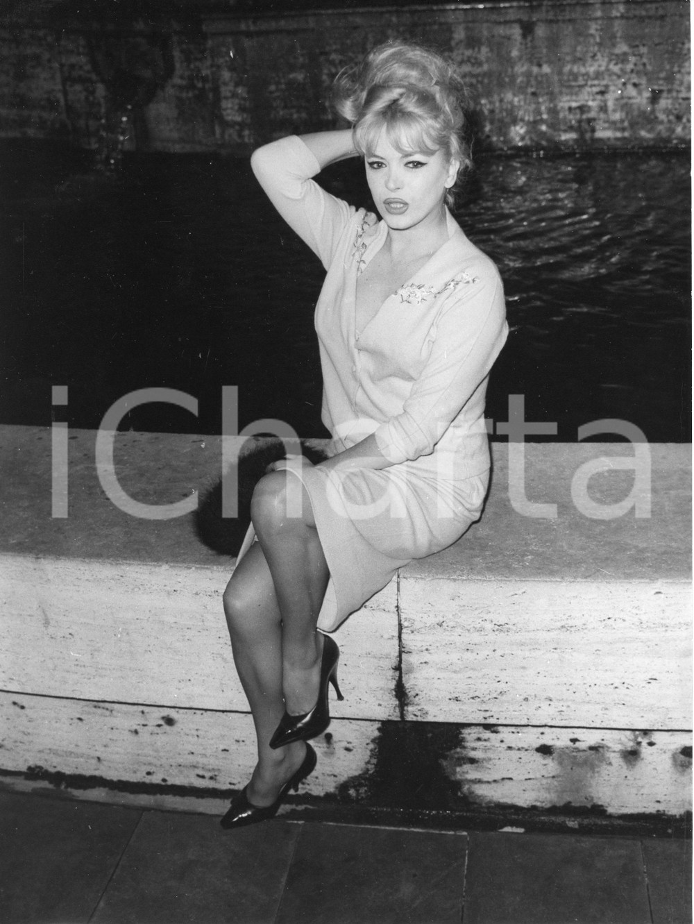 Fotografia d epoca originale 1961 GENOVA Piazza DE FERRARI Attrice trans COCCINELLE alla fontana  Foto 2 1