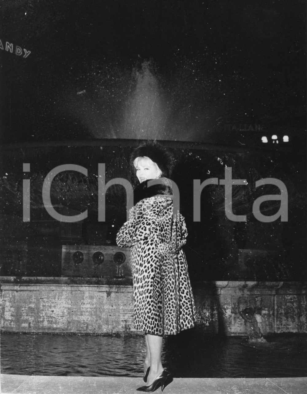 Fotografia d epoca originale 1961 GENOVA Piazza DE FERRARI Attrice trans COCCINELLE alla fontana  Foto 1 1