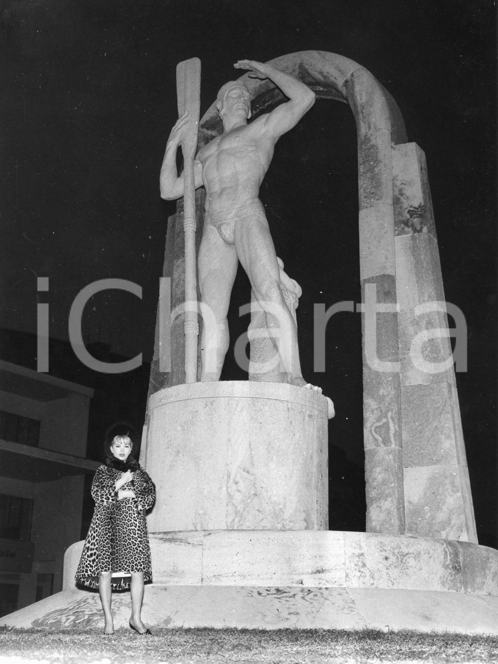 Fotografia d epoca originale 1961 GENOVA Attrice COCCINELLE Jacqueline DUFRESNOY con statua del Navigatore 1 1