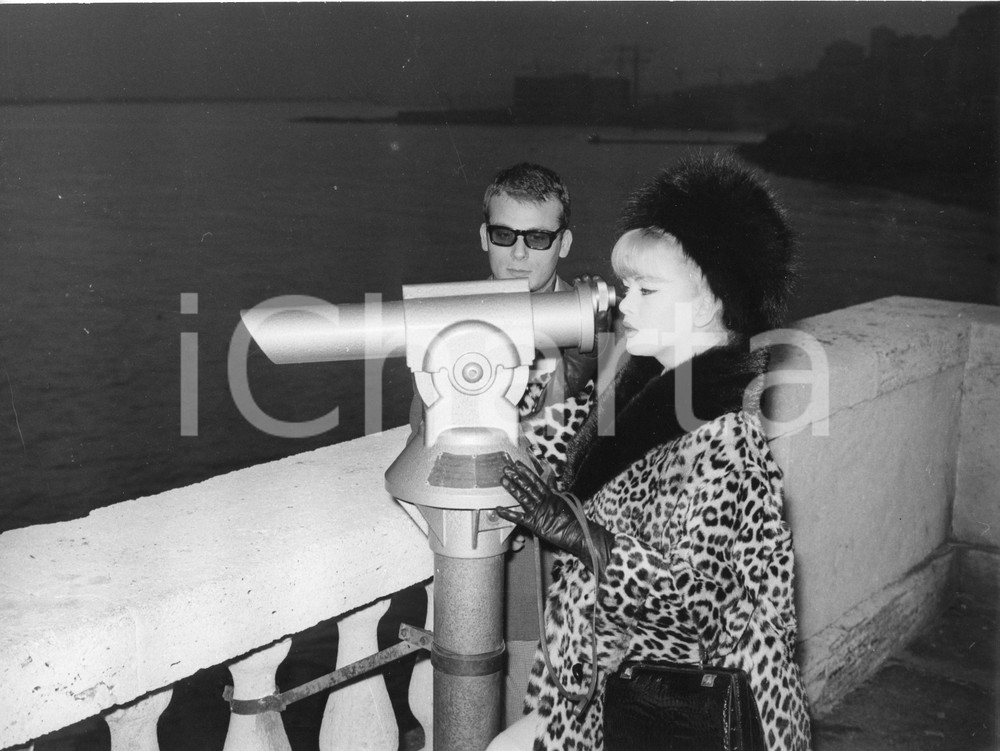 Fotografia d epoca originale 1961 GENOVA Attrice trans COCCINELLE Jacqueline DUFRESNOY con Francis BONNET 2 1