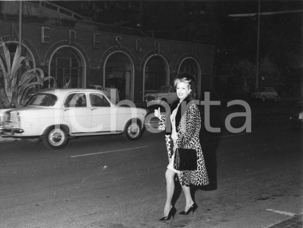 Fotografia d epoca originale 1961 GENOVA Attrice trans COCCINELLE Jacqueline DUFRESNOY in città Foto 24x18 1