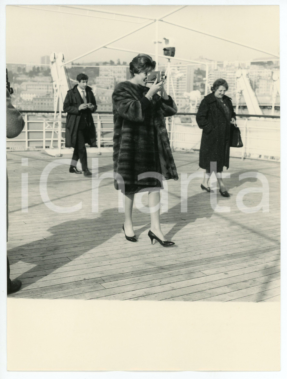 Fotografia d epoca originale 1962 GENOVA Alida VALLI sulla nave in partenza per gli USA Foto 18x19 cm 2 1